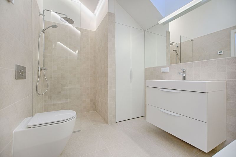 Reforma de baño con ducha de obra a ras de suelo en Cabrera de Mar