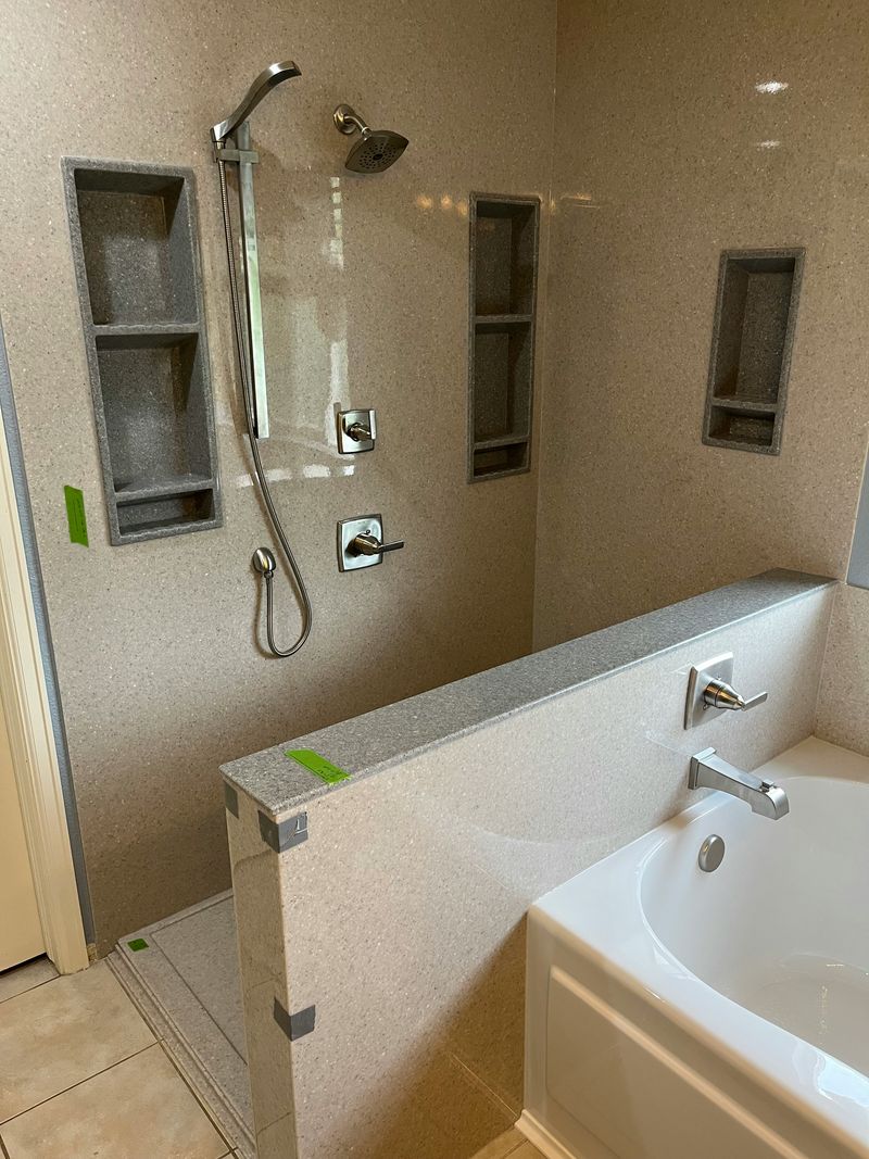Reforma de baño con plato de ducha de obra y hornacinas en el Maresme
