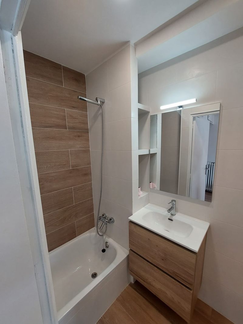 Reforma de baño en vivienda de Mataró con alicatado efecto madera