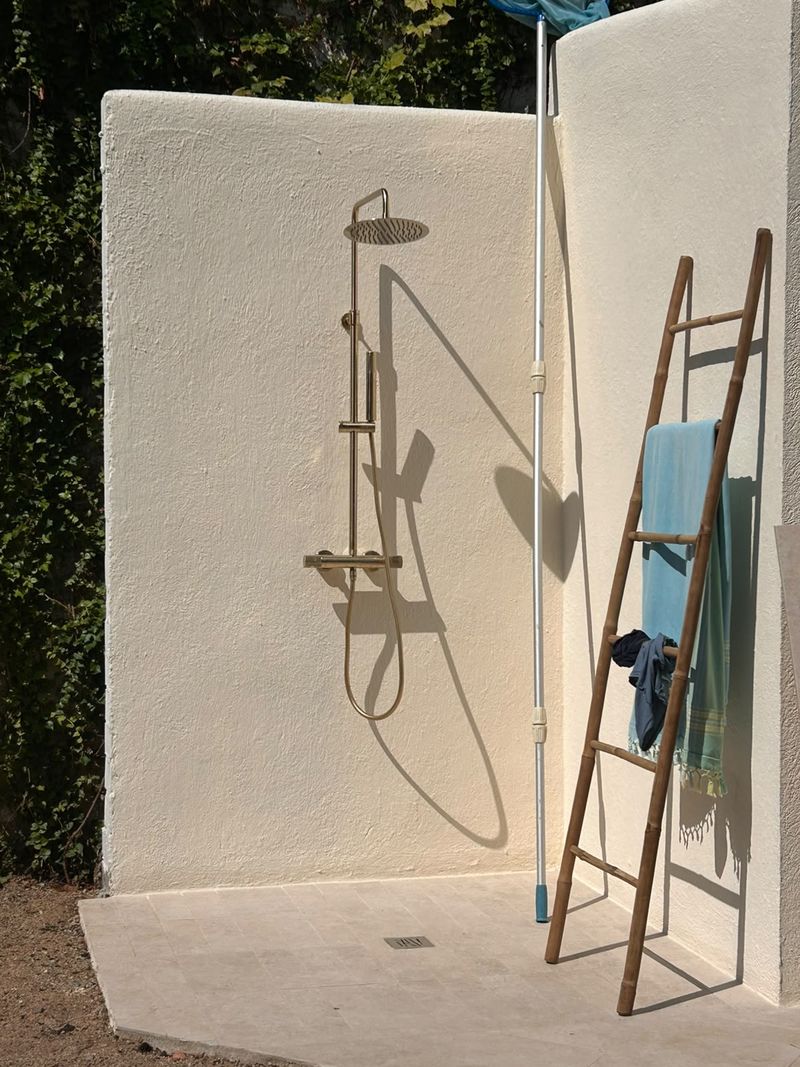 Ducha exterior de obra construida en un jardín de Cabrera de Mar
