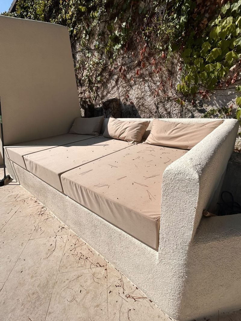 Zona chill out de obra con microcemento en una terraza del Maresme