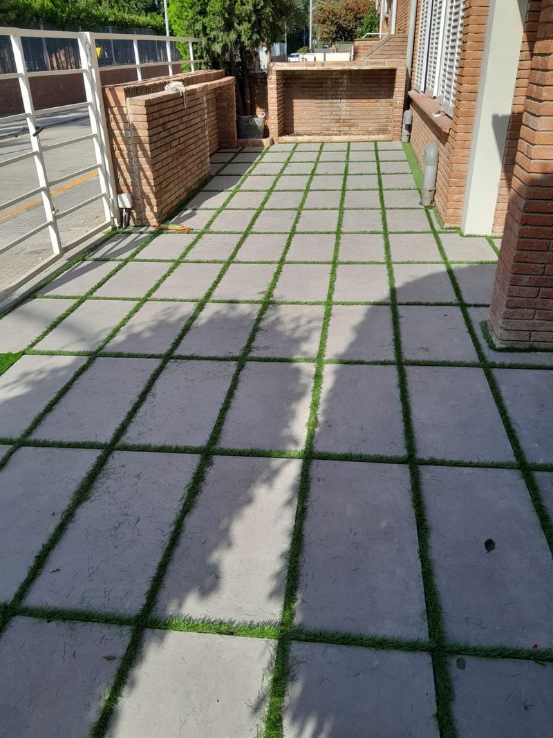 Reforma de pavimento exterior con césped en Cabrera de Mar