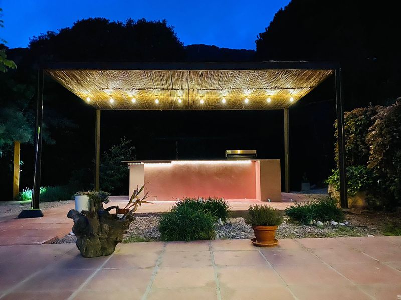 Reforma de porche con pérgola e iluminación en Cabrera de Mar