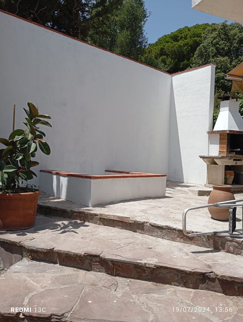 Reforma de terraza con banco de obra y barbacoa en el Maresme