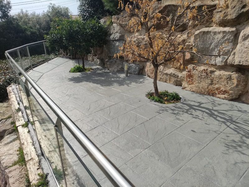Reforma de terraza exterior con pavimento de piedra en el Maresme
