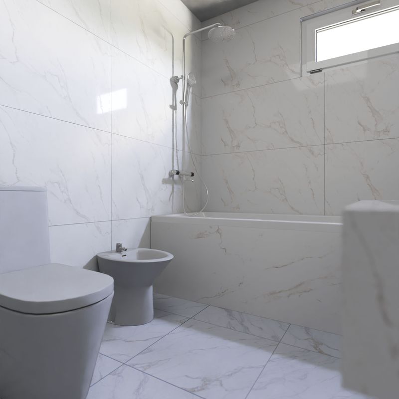 Reforma de baño con gres porcelánico efecto mármol en el Maresme