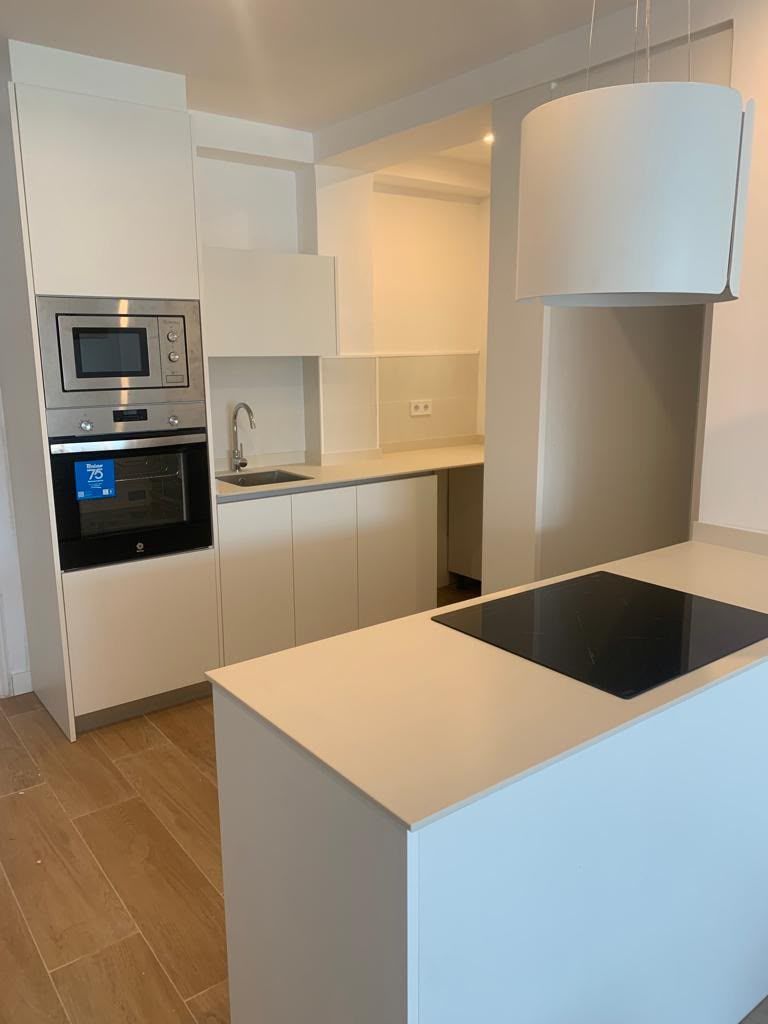 Reforma integral de cocina blanca con península en el Maresme